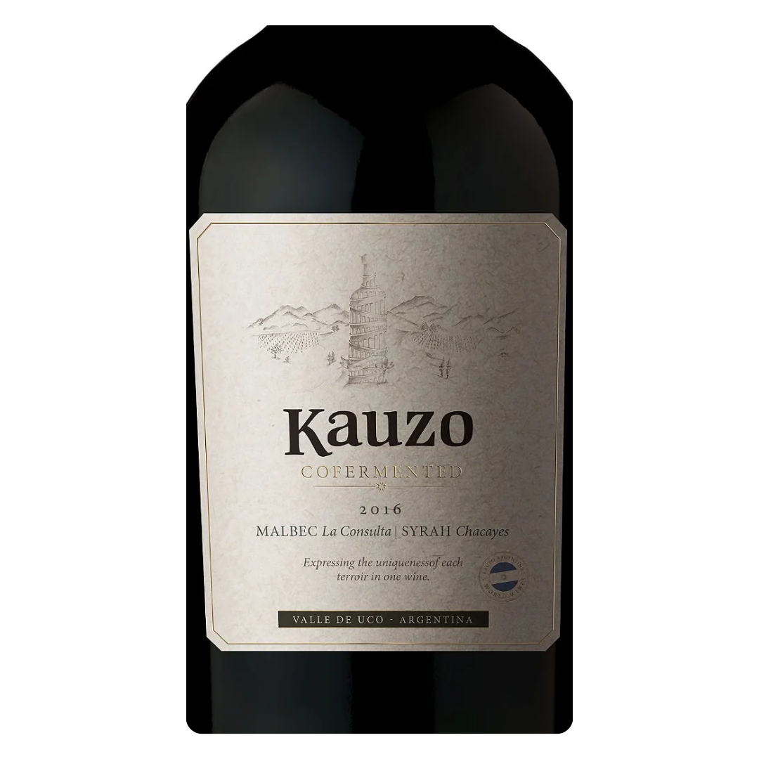 Close-up do rótulo do vinho Kauzo Malbec, mostrando o nome da vinícola Kauzo Estates e detalhes da denominação Vale do Uco - Mendoza