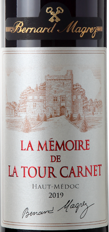 Close-up do rótulo de La Mémorie de La Tour Carnet, mostrando o corte de Cabernet Sauvignon e Merlot, a origem Haut-Médoc, Bordeaux, França, safra 2019 e o volume de 750ml.