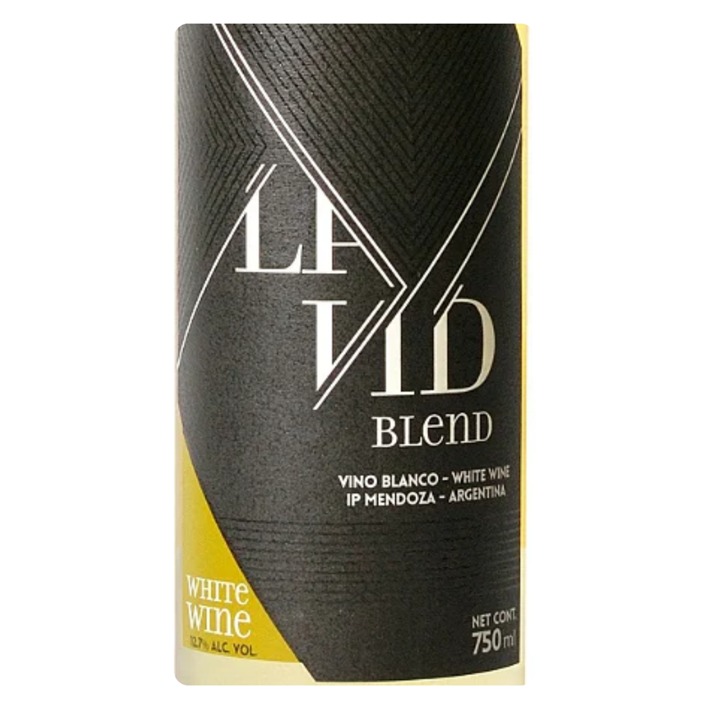 Close-up do rótulo do vinho La Vid Blend, mostrando o nome da vinícola RPB S.A., o tipo Blend e o volume de 750 ml.