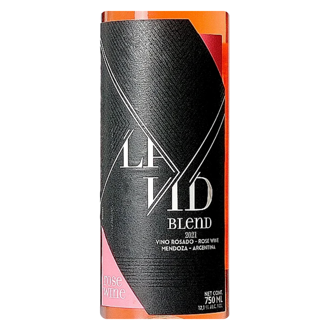 Close-up do rótulo do vinho La Vid Blend Rosé, mostrando o nome do vinho, a vinícola RPB S.A. e a indicação de blend de uvas argentinas.