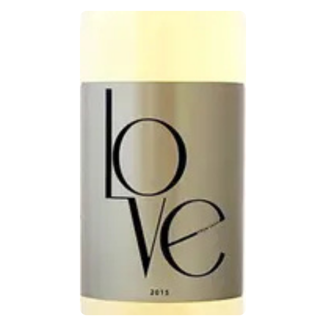 Rótulo artístico do vinho Love White, com design moderno de coração, destacando o blend Chardonnay e Sauvignon Blanc.
