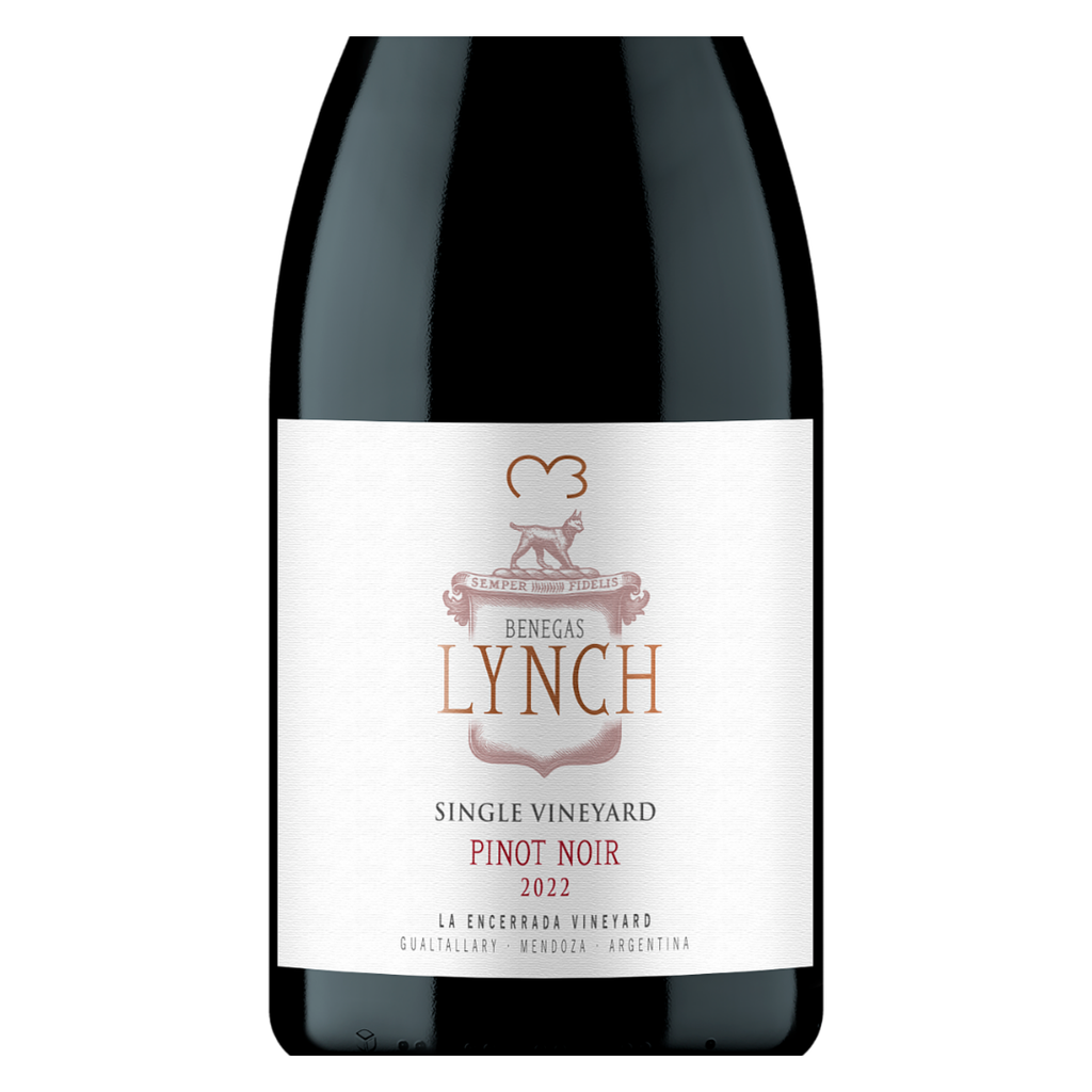 Close-up do rótulo do Benegas Lynch Pinot Noir 2022, mostrando a linha Lynch, a uva Pinot Noir, a safra 2022, a origem Single Vineyard Finca La Encerrada, Gualtallary, Vale do Uco, Mendoza, Argentina.