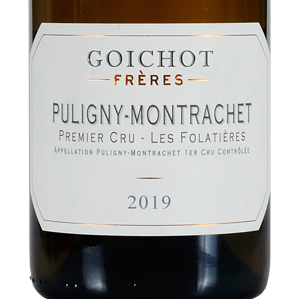Detalhe do rótulo Puligny-Montrachet Premier Cru Les Folatières 2019, da Maison André Goichot, vinho branco francês 100% Chardonnay, Borgonha, garrafa de 750 ml.