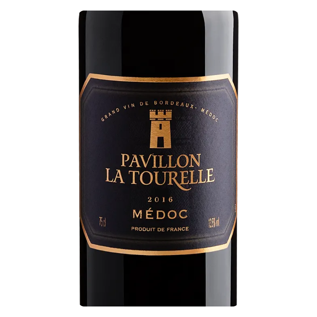 Close-up do rótulo do vinho Pavillon La Tourelle AOC Médoc, mostrando o símbolo da torre, denominação de origem e blend de uvas Merlot e Cabernet Sauvignon.