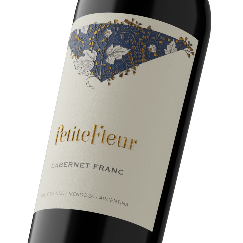 Close-up do rótulo do Petite Fleur Cabernet Franc, mostrando a uva Cabernet Franc, a origem Valle de Uco Argentina 2022 e o volume de 750ml.