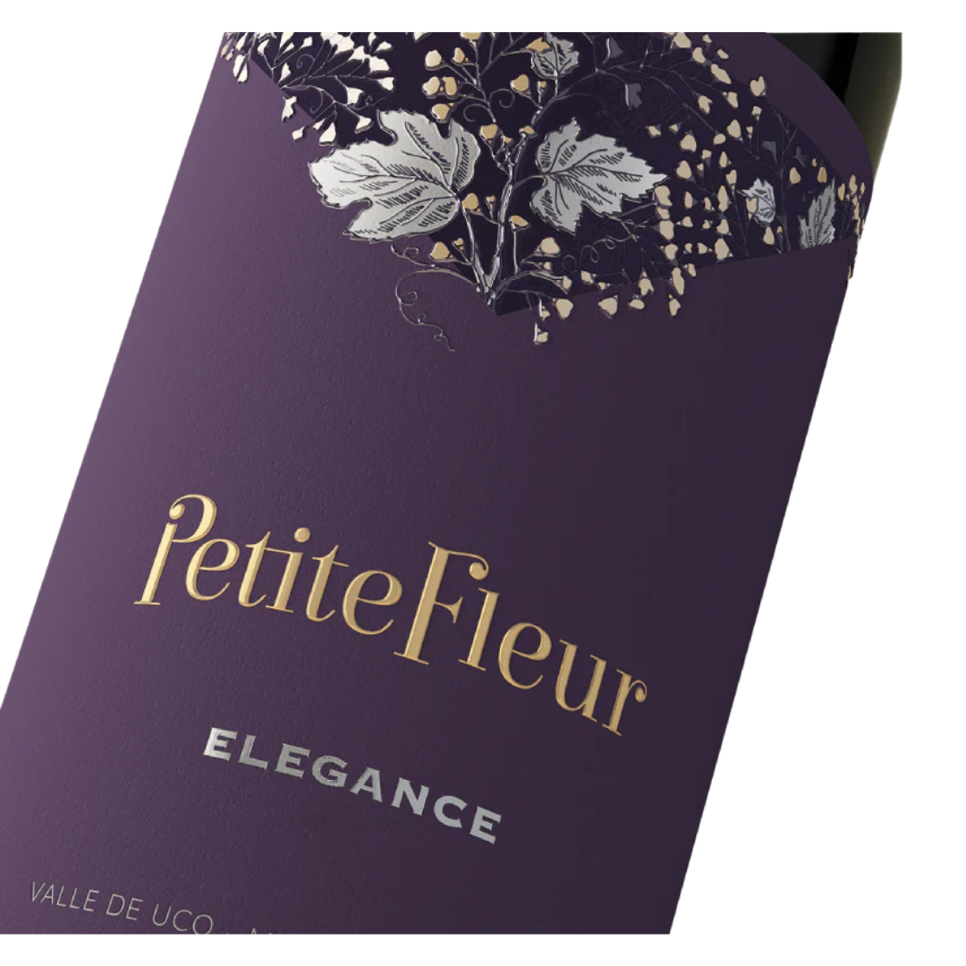 Close-up do rótulo do Petite Fleur Elegance, mostrando a linha Bodega Monteviejo, o corte de 80% Merlot e 20% Cabernet Franc, a origem Vista Flores, Valle de Uco, Mendoza, Argentina, safra 2022 e o volume de 750ml.