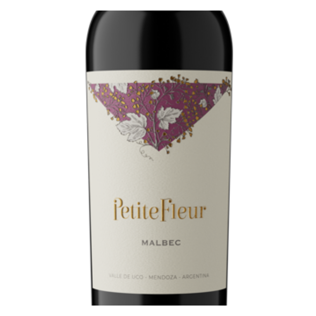 Detalhe do rótulo do vinho Petite Fleur Malbec, destacando o nome do vinho e a marca Monteviejo.
