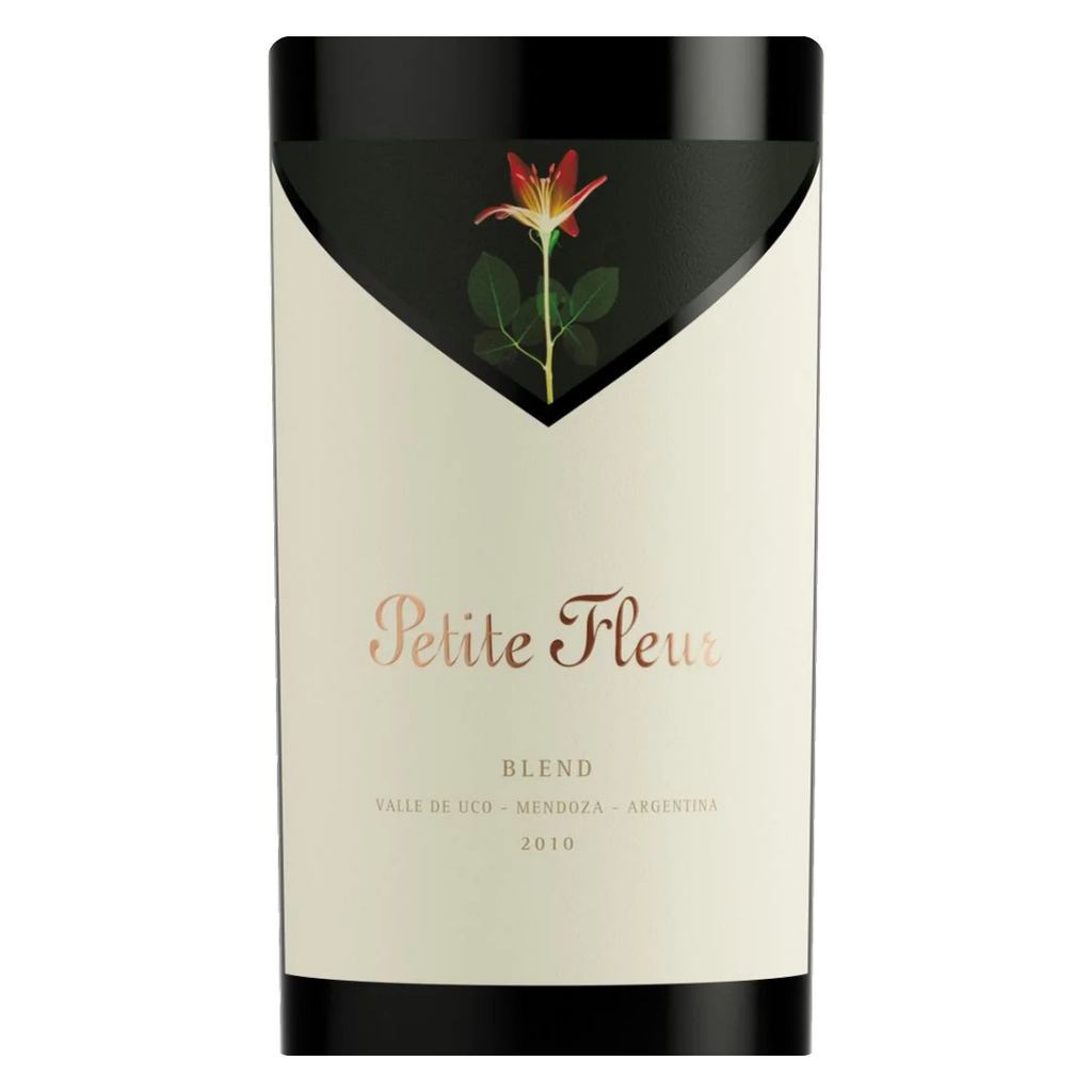 Detalhe do rótulo do vinho Petite Fleur Malbec, destacando o nome do vinho e a marca Monteviejo.