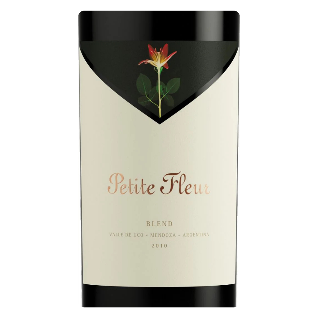Detalhe do rótulo do vinho Petite Fleur Malbec, destacando o nome do vinho e a marca Monteviejo.