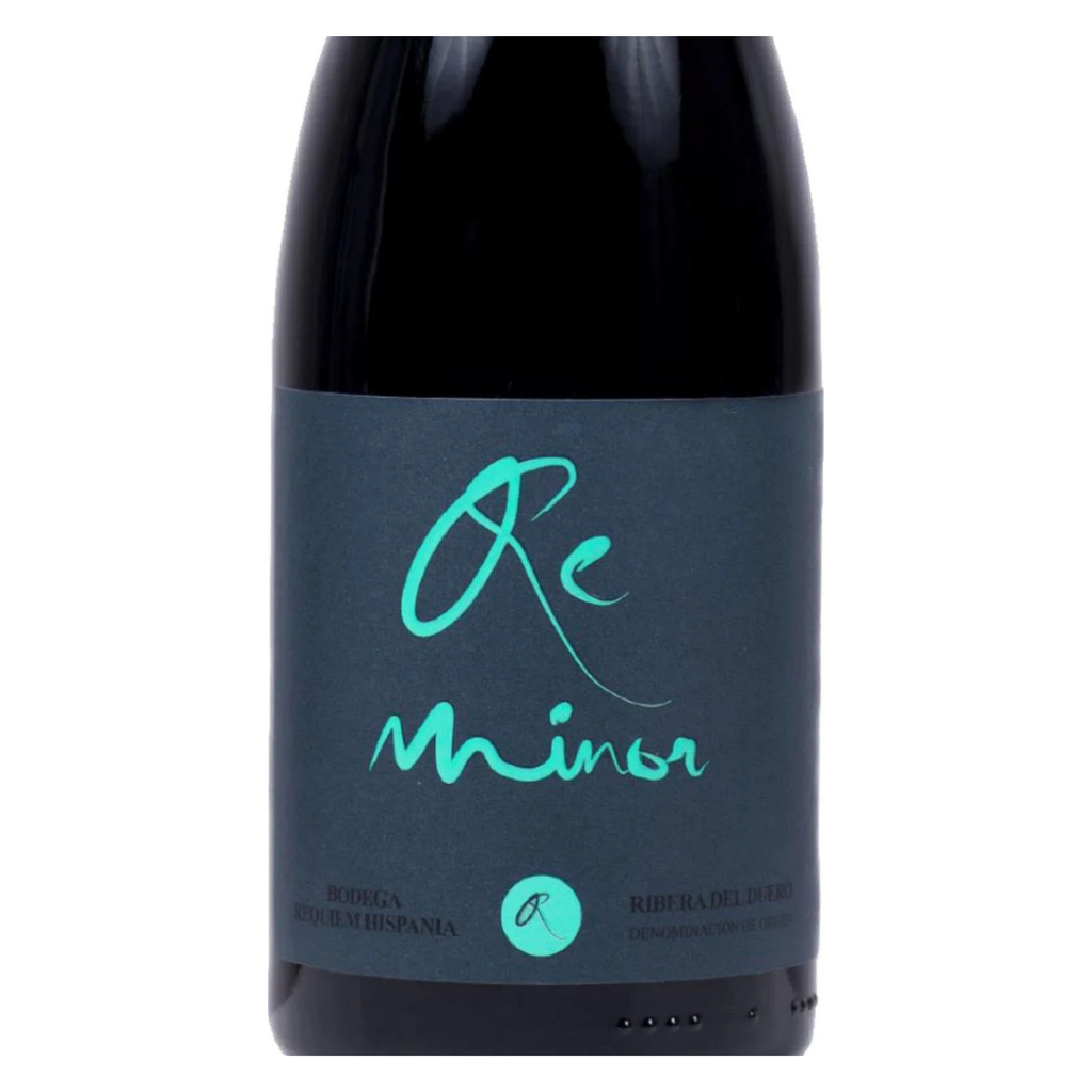 Close-up do rótulo do vinho Re Minor da Bodega Réquiem Hispania, mostrando a denominação Ribera del Duero e detalhes da vinícola boutique espanhola