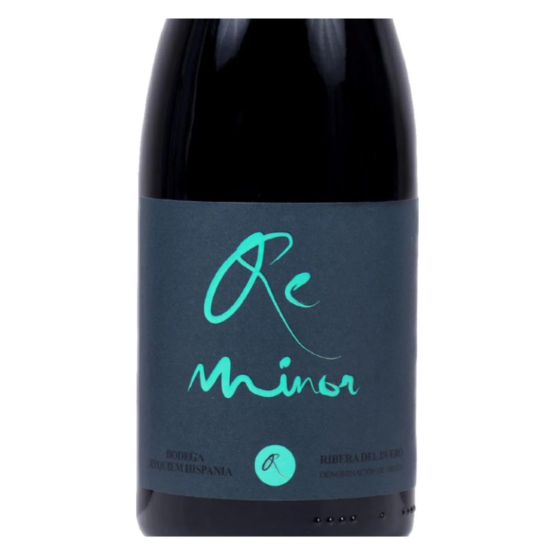 Close-up do rótulo do vinho Re Minor da Bodega Réquiem Hispania, mostrando a denominação Ribera del Duero e detalhes da vinícola boutique espanhola