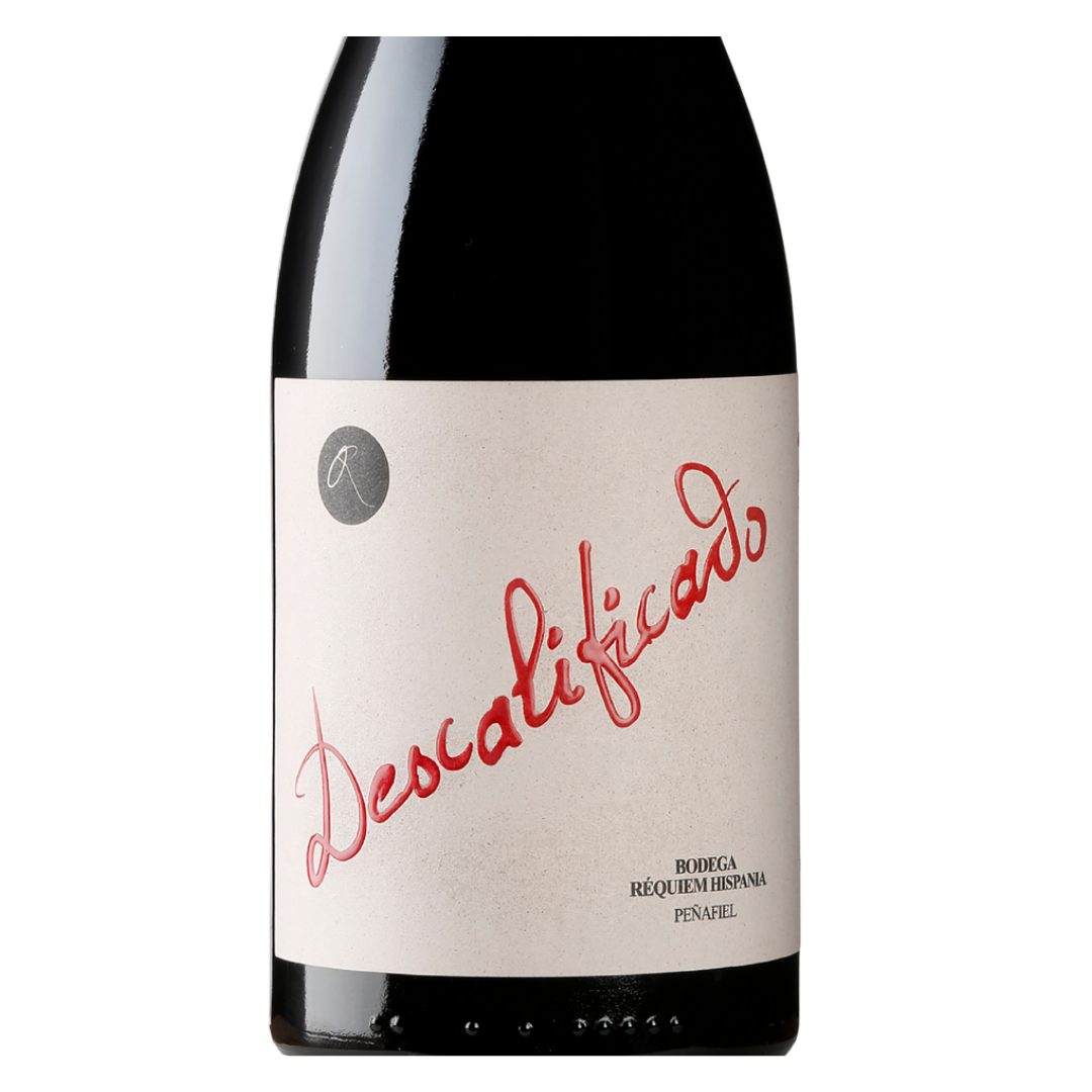 Close-up do rótulo do vinho Descalificado da Bodega Réquiem Hispania, exibindo o nome do vinho, a uva Tinto Fino e a origem Ribera del Duero, Espanha.