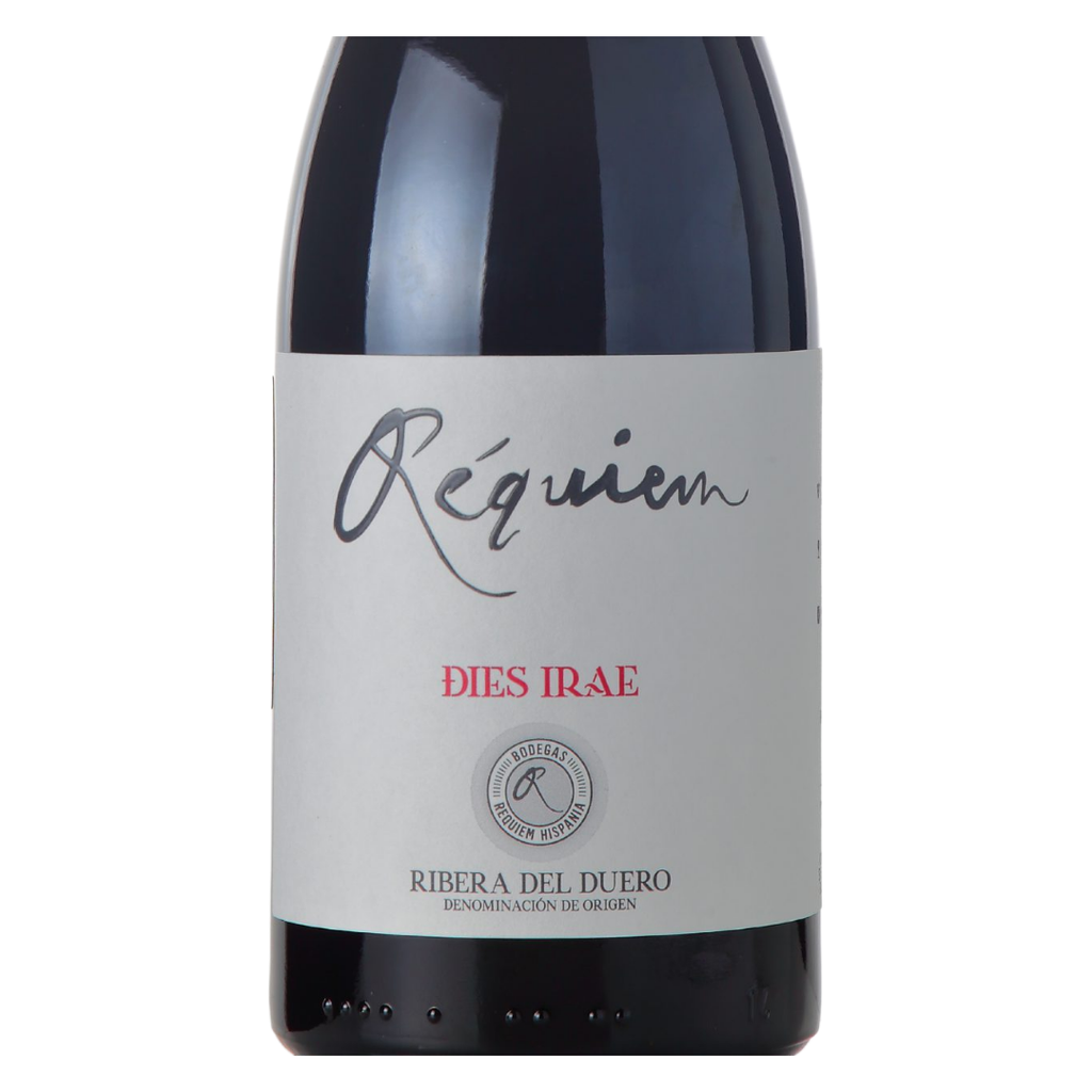 Close-up do rótulo do vinho Réquiem Hispania Dies Irae, mostrando o nome da bodega, a denominação Ribera del Duero e o design gráfico característico.