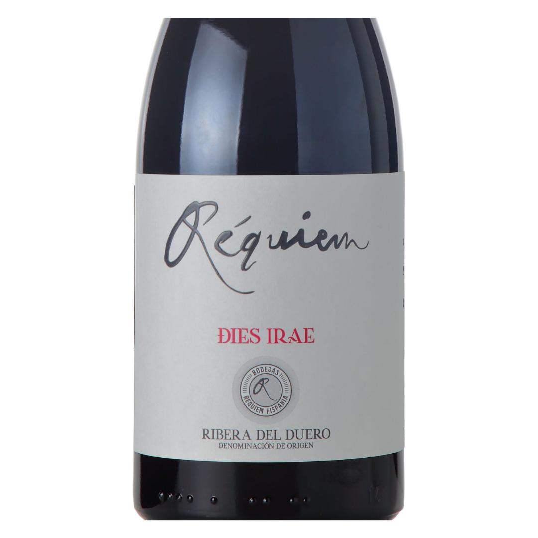 Close-up do rótulo do vinho Réquiem Hispania Dies Irae, mostrando o nome da bodega, a denominação Ribera del Duero e o design gráfico característico.