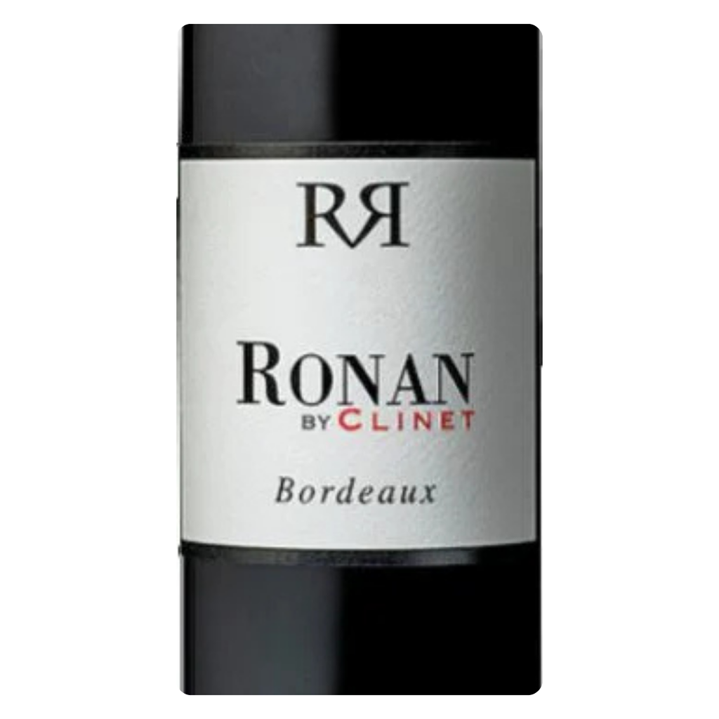 Detalhe do rótulo do vinho Ronan by Clinet, mostrando a tipografia clássica e a indicação da região de Bordeaux.
