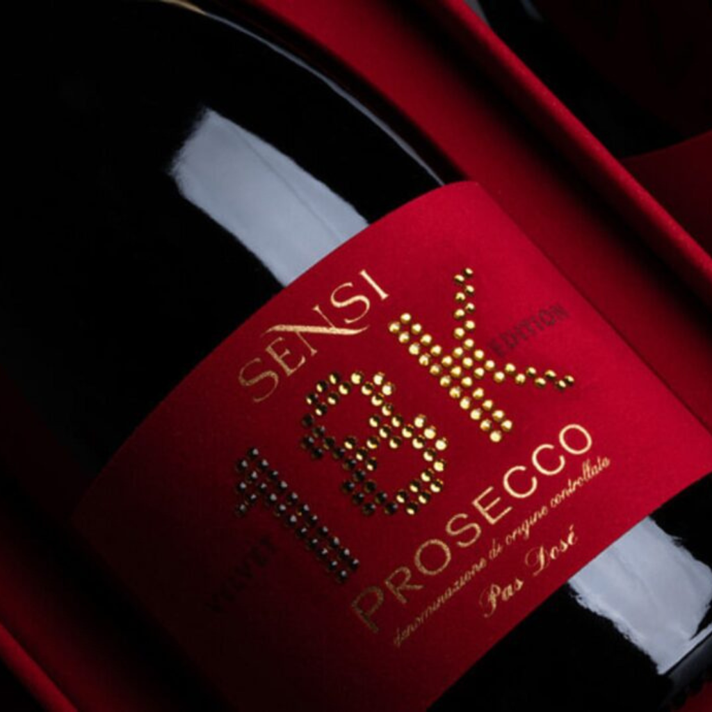 Close-up do rótulo do Sensi 18K Prosecco Pas Dosé Velvet Edition, mostrando a Sensi Vini 1890, as uvas Glera e Pinot Noir, a origem Prosecco DOC, Vêneto, Itália, e o volume de 750ml.