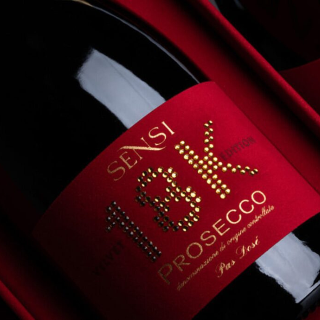 Close-up do rótulo do Sensi 18K Prosecco Pas Dosé Velvet Edition, mostrando a Sensi Vini 1890, as uvas Glera e Pinot Noir, a origem Prosecco DOC, Vêneto, Itália, e o volume de 750ml.