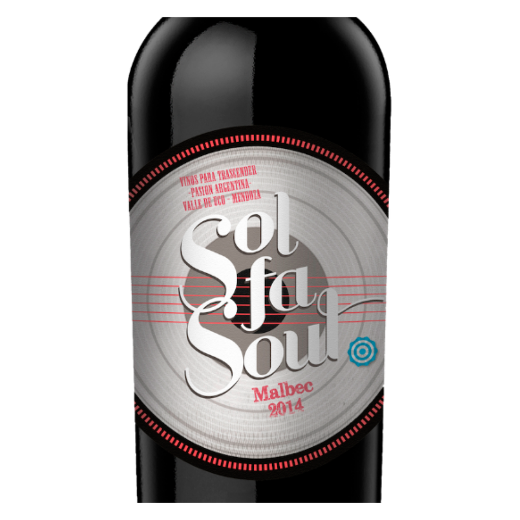 Close-up do rótulo do vinho Sol Fa Soul Malbec, mostrando o nome do produtor Marcelo Pelleriti, a uva Malbec e o volume de 750 ml.