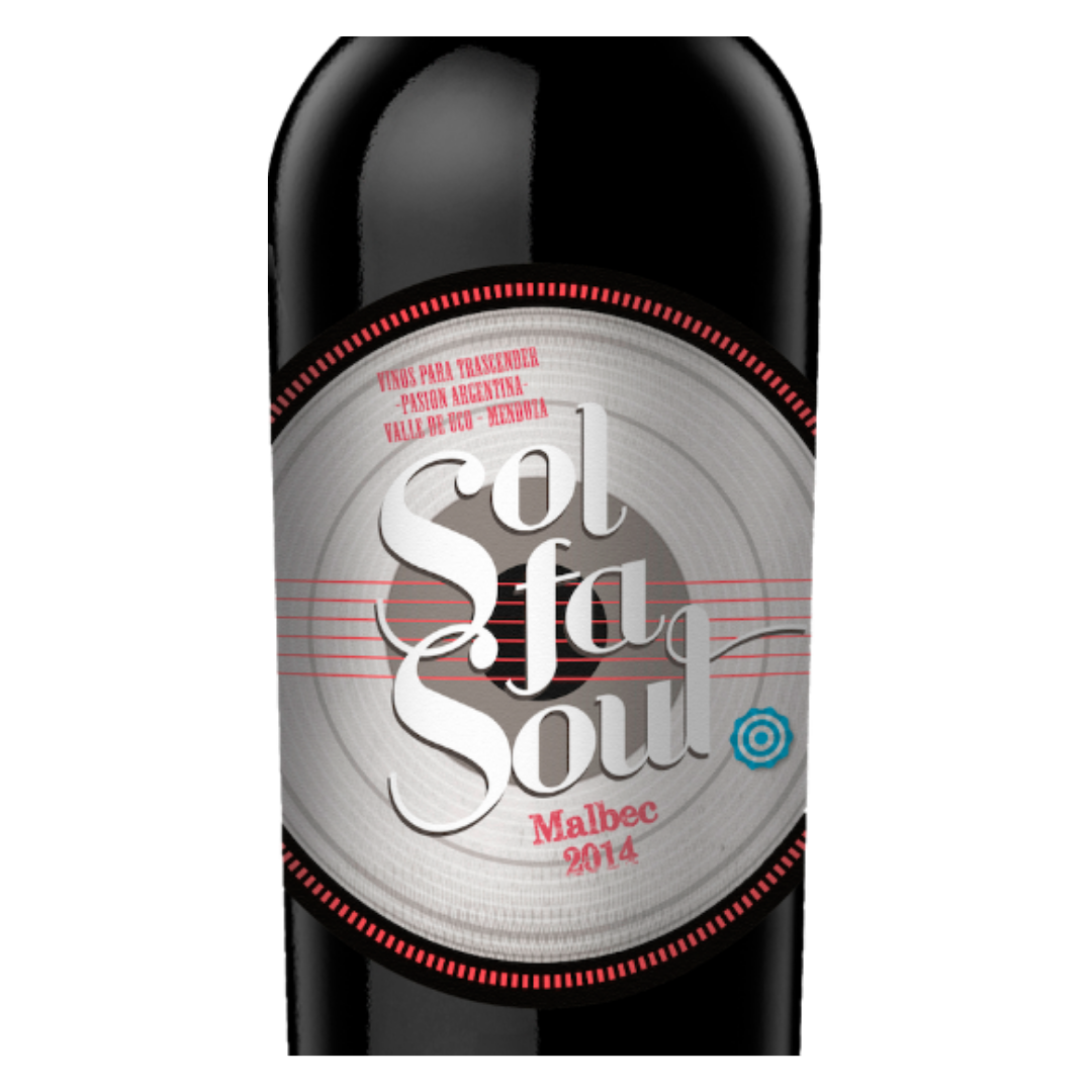 Close-up do rótulo do vinho Sol Fa Soul Malbec, mostrando o nome do produtor Marcelo Pelleriti, a uva Malbec e o volume de 750 ml.