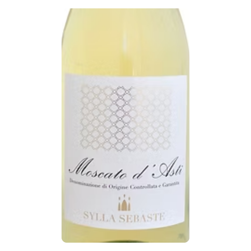 Close-up do rótulo do Sylla Sebaste Moscato d'Asti DOCG, mostrando o nome da vinícola Sylla Sebaste, a região Piemonte e a denominação DOCG.