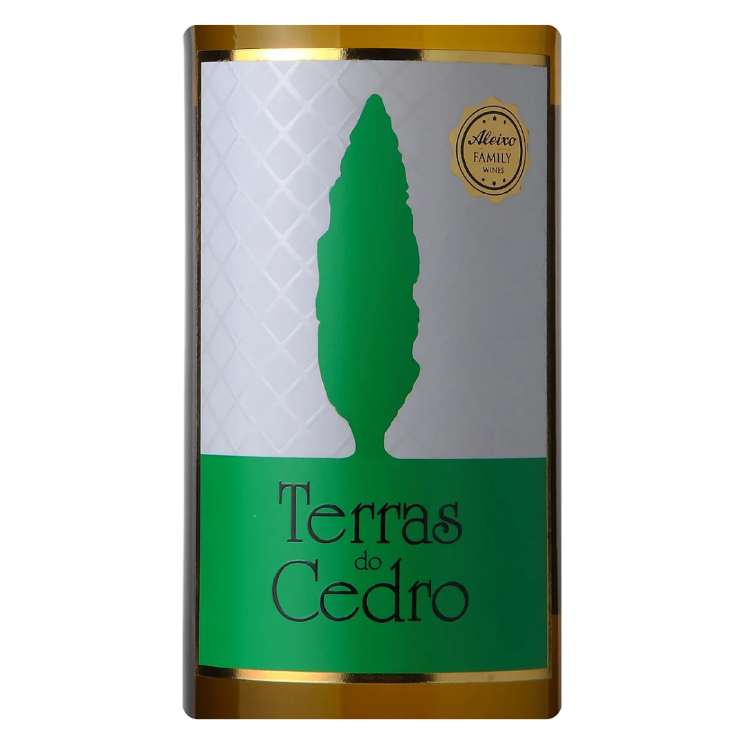 Close-up do rótulo do vinho Terras Do Cedro Branco, mostrando o nome da vinícola Real Cave do Cedro, as castas Maria Gomes e Bical e o design elegante da linha premium.