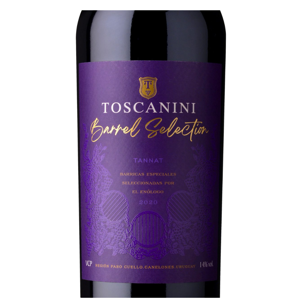 Close do rótulo do vinho tinto Toscanini Barrel Selection Tannat, evidenciando o nome da bodega Juan Toscanini, a casta 100% Tannat, a sub-região Paso Cuello e a indicação de 14 meses em barrica de carvalho.