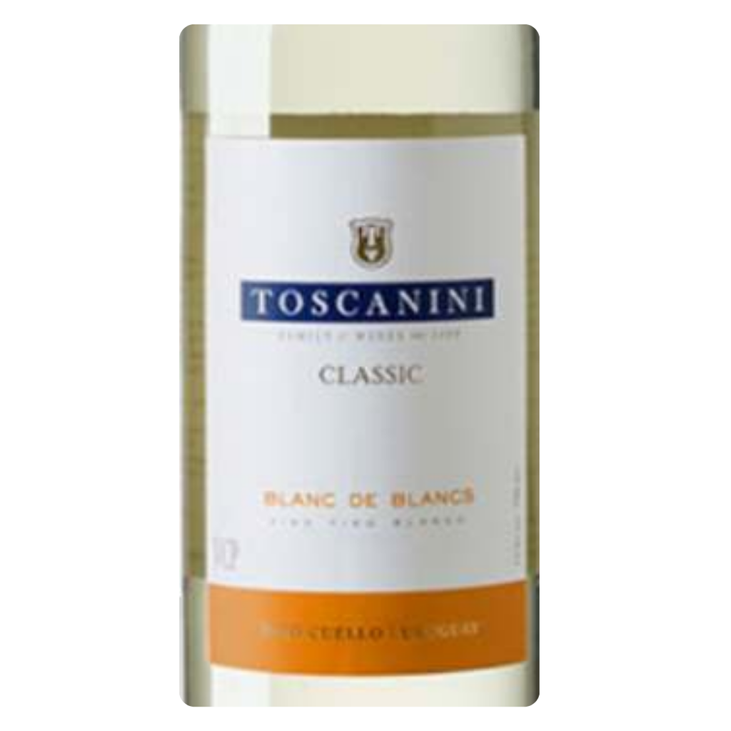 Detalhe do rótulo do vinho Toscanini Classic Blanc de Blancs, destacando o nome da família produtora e as uvas Gewürztraminer, Chardonnay e Sauvignon Blanc.