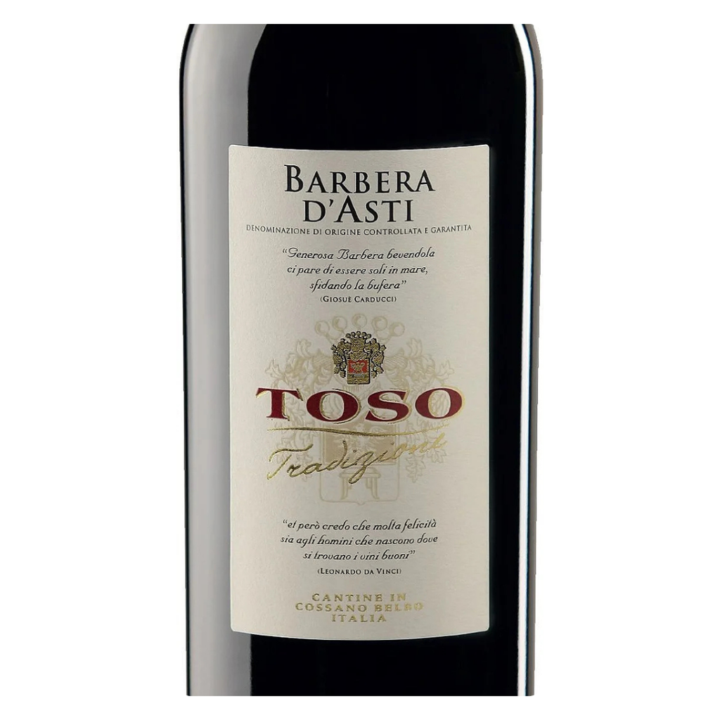 Close-up do rótulo do vinho Toso Piemonte Barbera, mostrando a denominação de origem controlada (DOC) e o nome do produtor.