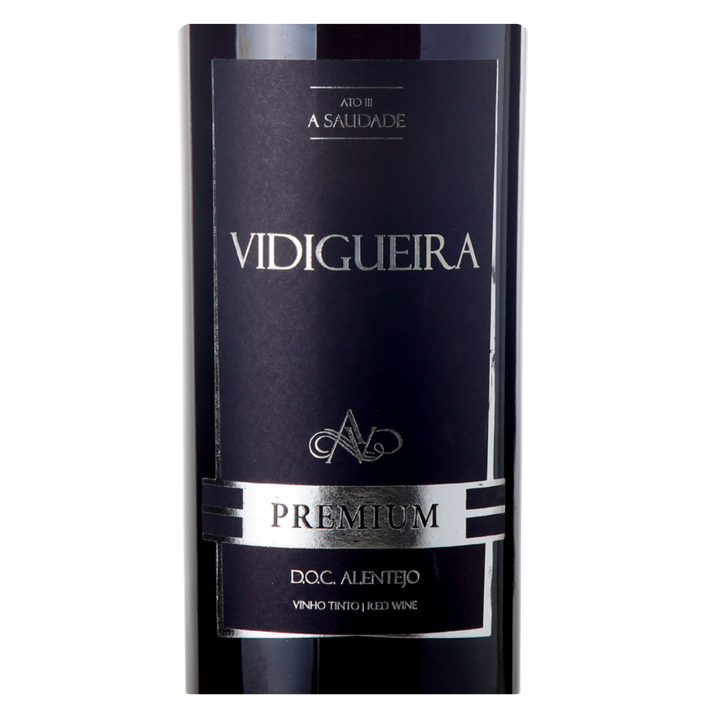 Close do rótulo do vinho tinto Vidigueira Premium Alentejo DOC, evidenciando o nome da adega, a denominação DOC Alentejo, sub-região Vidigueira, e as castas Trincadeira, Aragonez e Alicante Bouschet.
