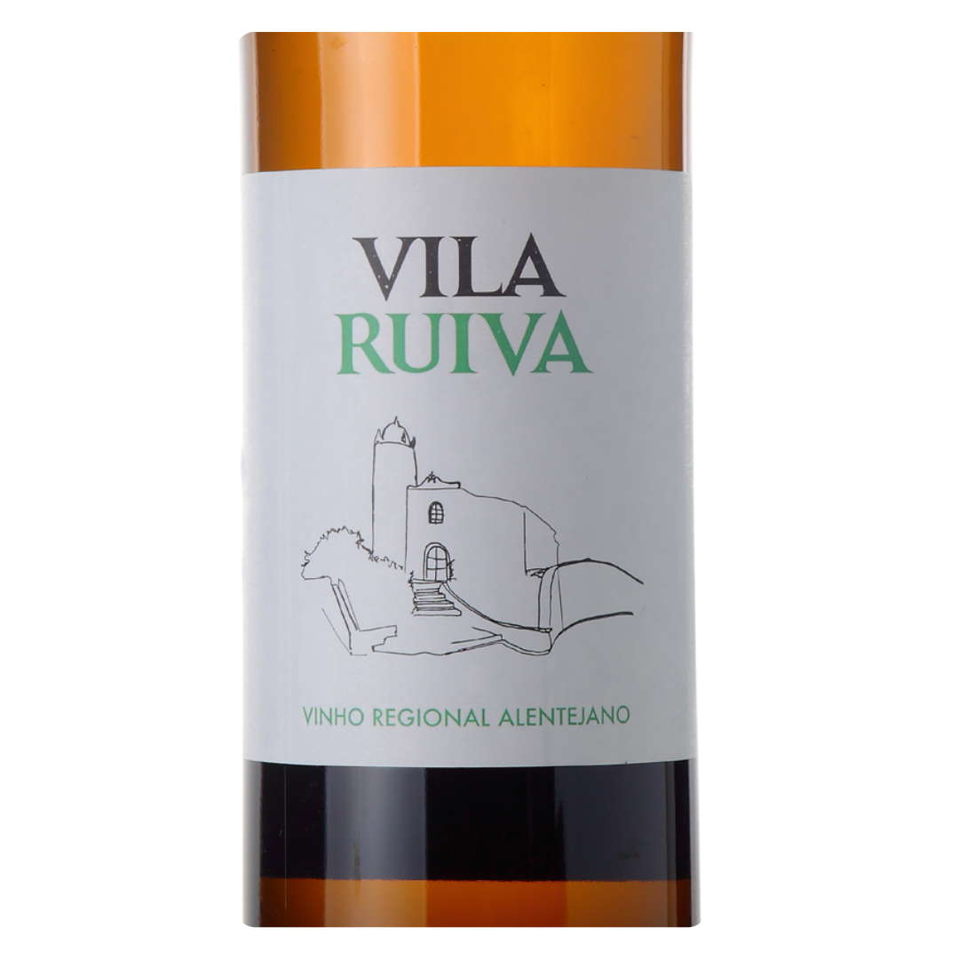 Close do rótulo do vinho branco Vila Ruiva Alentejano, evidenciando o nome da adega cooperativa de Vidigueira, a denominação Regional Alentejano e as castas Antão Vaz, Manteúdo, Perrum e Roupeiro.