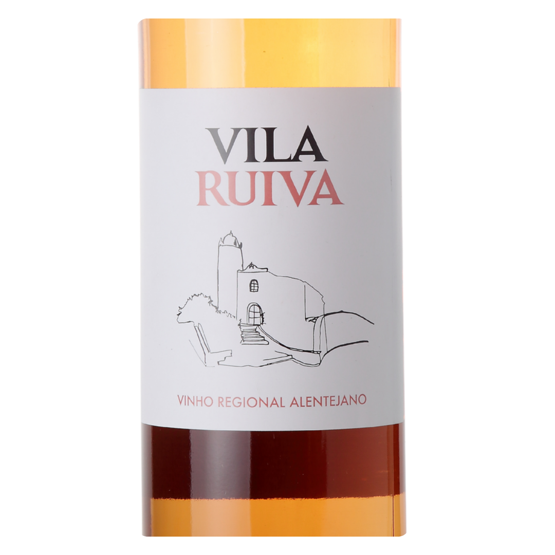 Close do rótulo do vinho rosé Vila Ruiva Alentejano, evidenciando o nome da adega cooperativa de Vidigueira, a denominação Regional Alentejano e as castas Aragonez e Trincadeira.