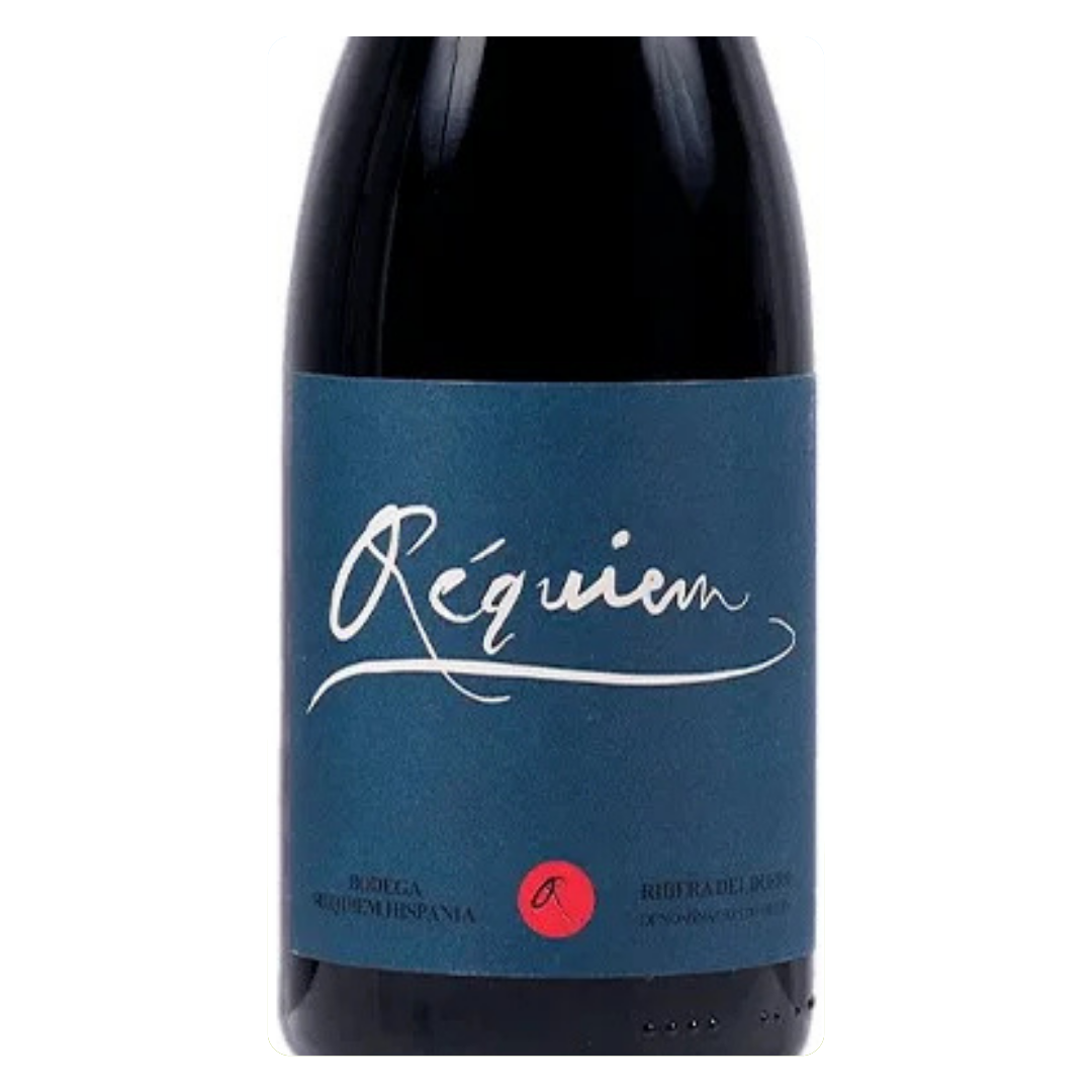 Close-up do rótulo do vinho Requiem, mostrando a marca e a denominação de origem Ribera del Duero.
