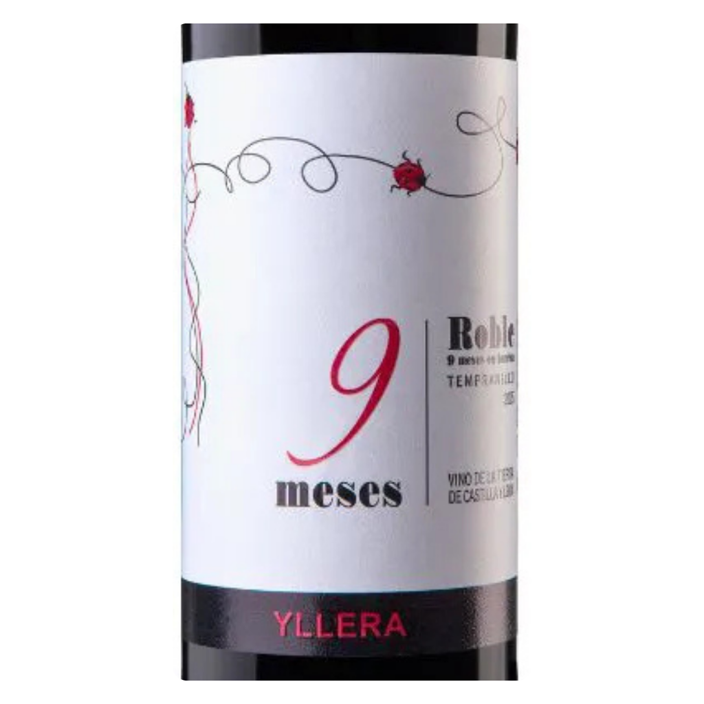 Close-up do rótulo do vinho Yllera Roble 9 Meses, destacando o nome da vinícola, a uva Tempranillo e o tempo de maturação em carvalho.