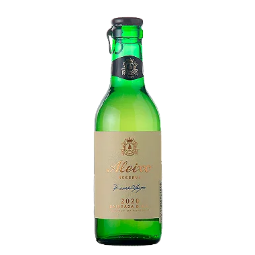 Garrafa do vinho branco português Aleixo Reserva DOC Bairrada 250ml em fundo branco.