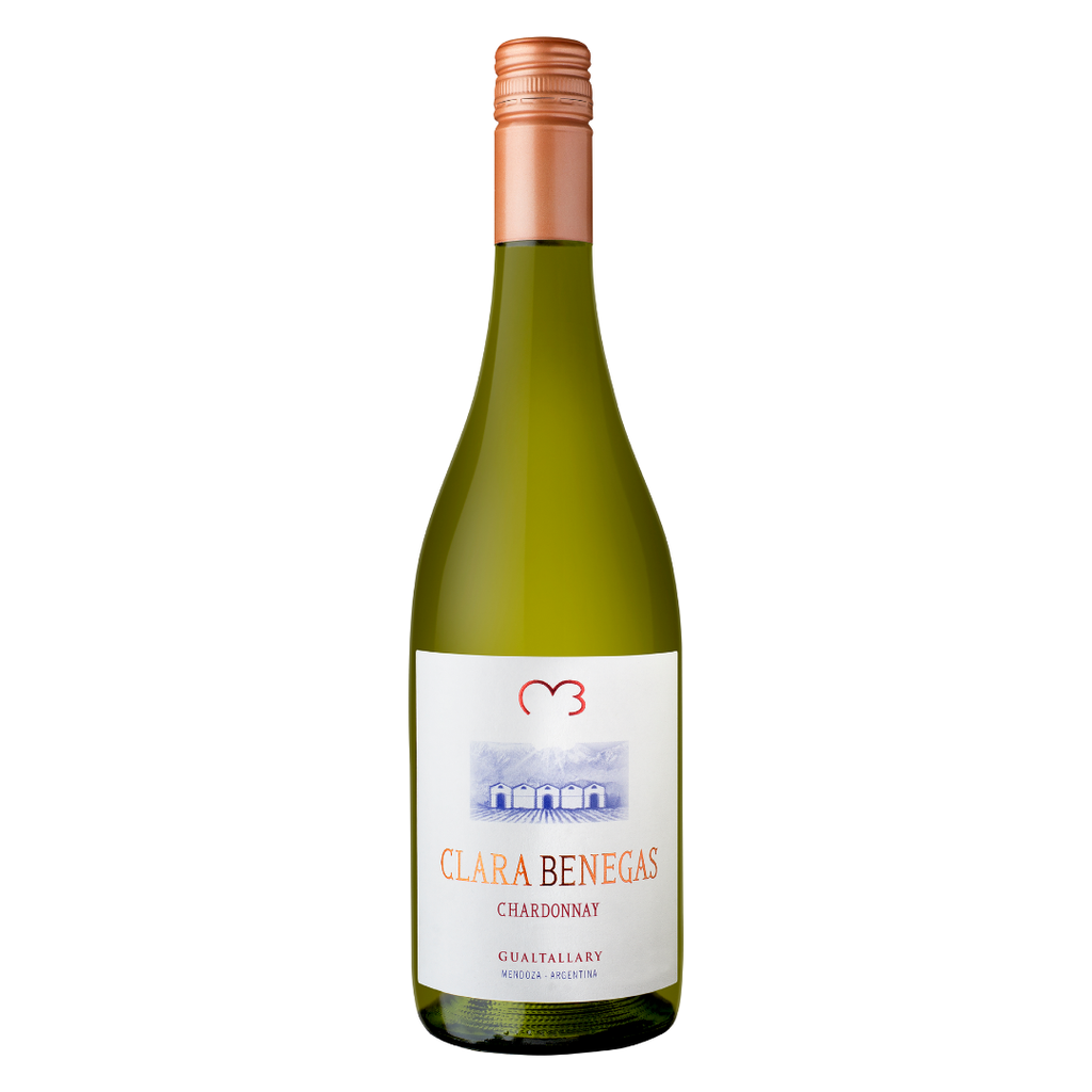 Garrafa do vinho branco argentino Clara Benegas Chardonnay, elaborado com 100% Chardonnay da Finca La Encerrada a 1.450m de altitude em Gualtallary, Vale do Uco, Mendoza, pela Bodega Benegas, em fundo branco com destaque para o rótulo frontal.
