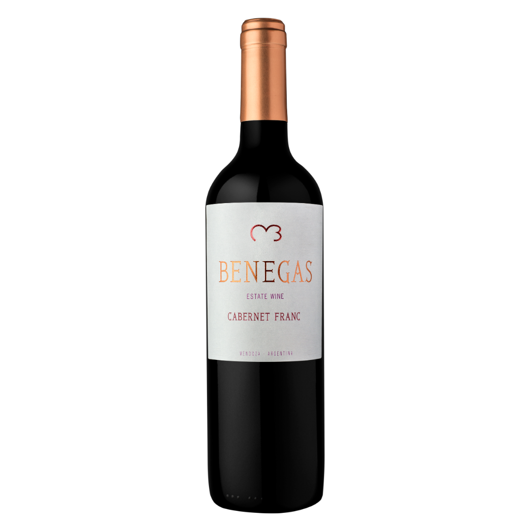 Garrafa do vinho tinto argentino Benegas Estate Cabernet Franc, 100% Cabernet Franc de videiras não enxertadas de 1888 da Finca Libertad, Cruz de Piedra, Maipú, Mendoza, Argentina, em fundo branco com destaque para o rótulo frontal.