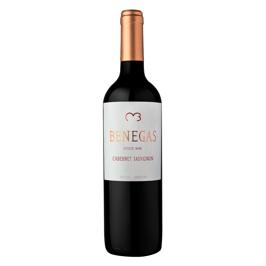 Garrafa do vinho tinto argentino Benegas Estate Cabernet Sauvignon, 100% Cabernet Sauvignon da histórica Finca Libertad de 1935 em Cruz de Piedra, Maipú, Mendoza, 94 pontos Descorchados, em fundo branco com destaque para o rótulo frontal.