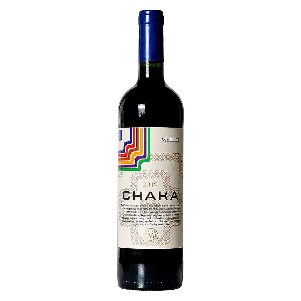 Garrafa do vinho tinto chileno Chaka Merlot em fundo branco.