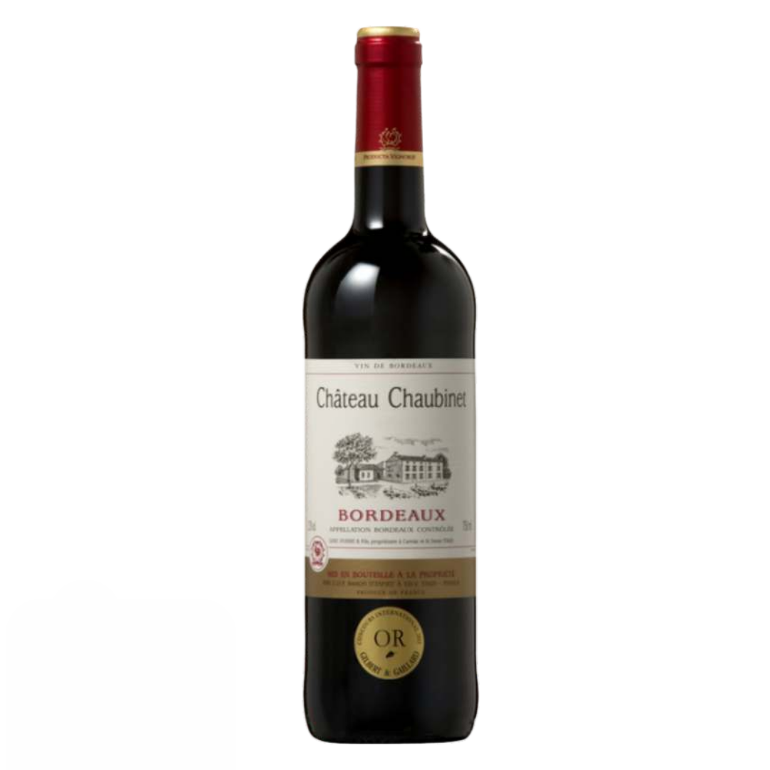 Garrafa do vinho tinto francês Château Chaubinet Bordeaux em fundo branco, destacando o rótulo clássico e a cor rubi do vinho.