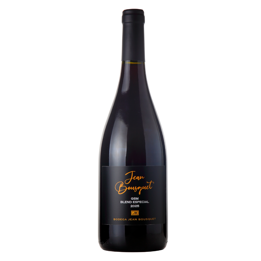 Garrafa do vinho tinto orgânico Jean Bousquet Santa Bax GSM, elaborado com 76% Grenache, 19% Syrah e 5% Mourvèdre em Gualtallary, Tupungato, Vale do Uco, Mendoza Argentina, em fundo branco.