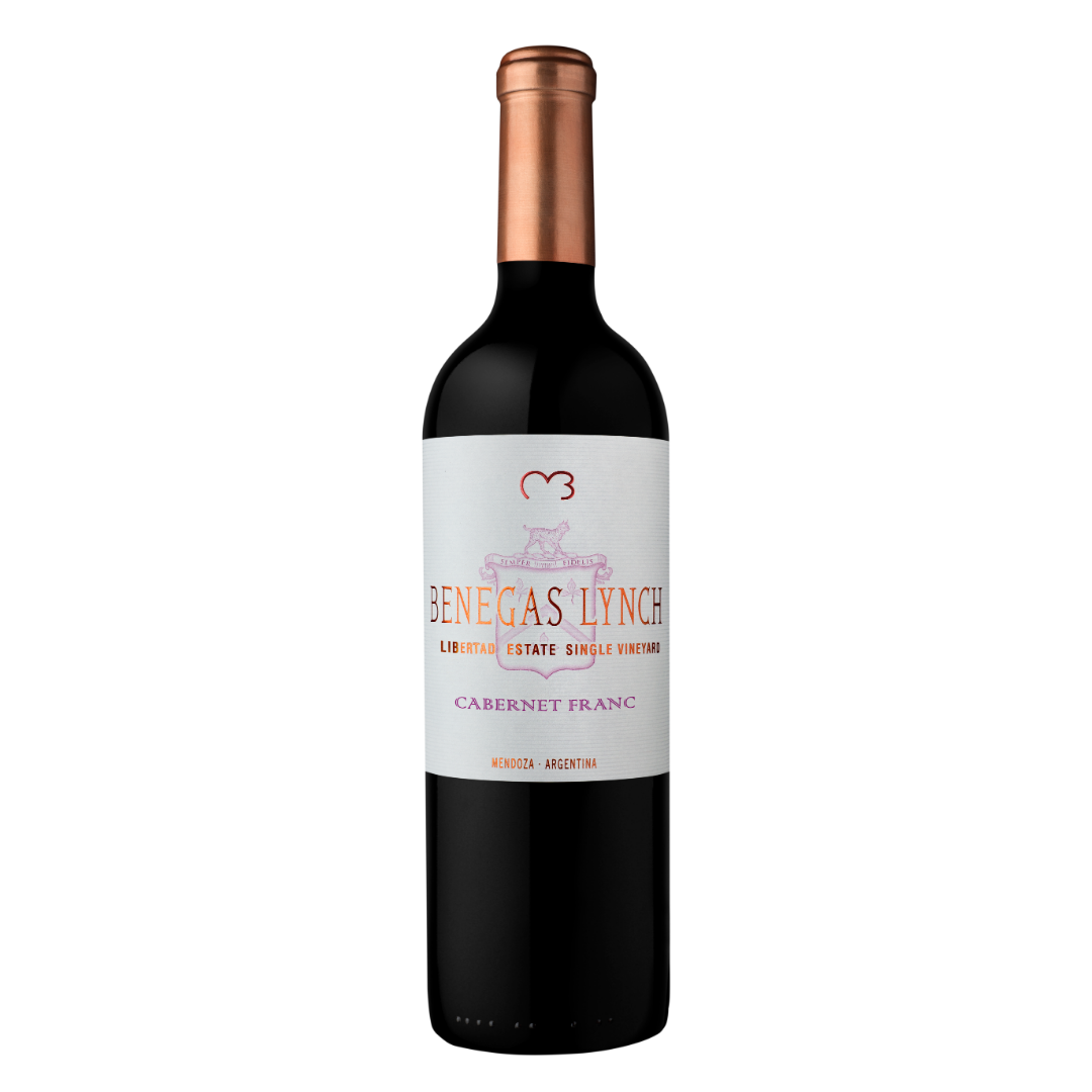 Garrafa do vinho tinto argentino Benegas Lynch Cabernet Franc, 100% Cabernet Franc de videiras não enxertadas de 1888 da Finca Libertad, Cruz de Piedra, Maipú, Mendoza, 94 pontos James Suckling, linha Lynch da Bodega Benegas, em fundo branco.