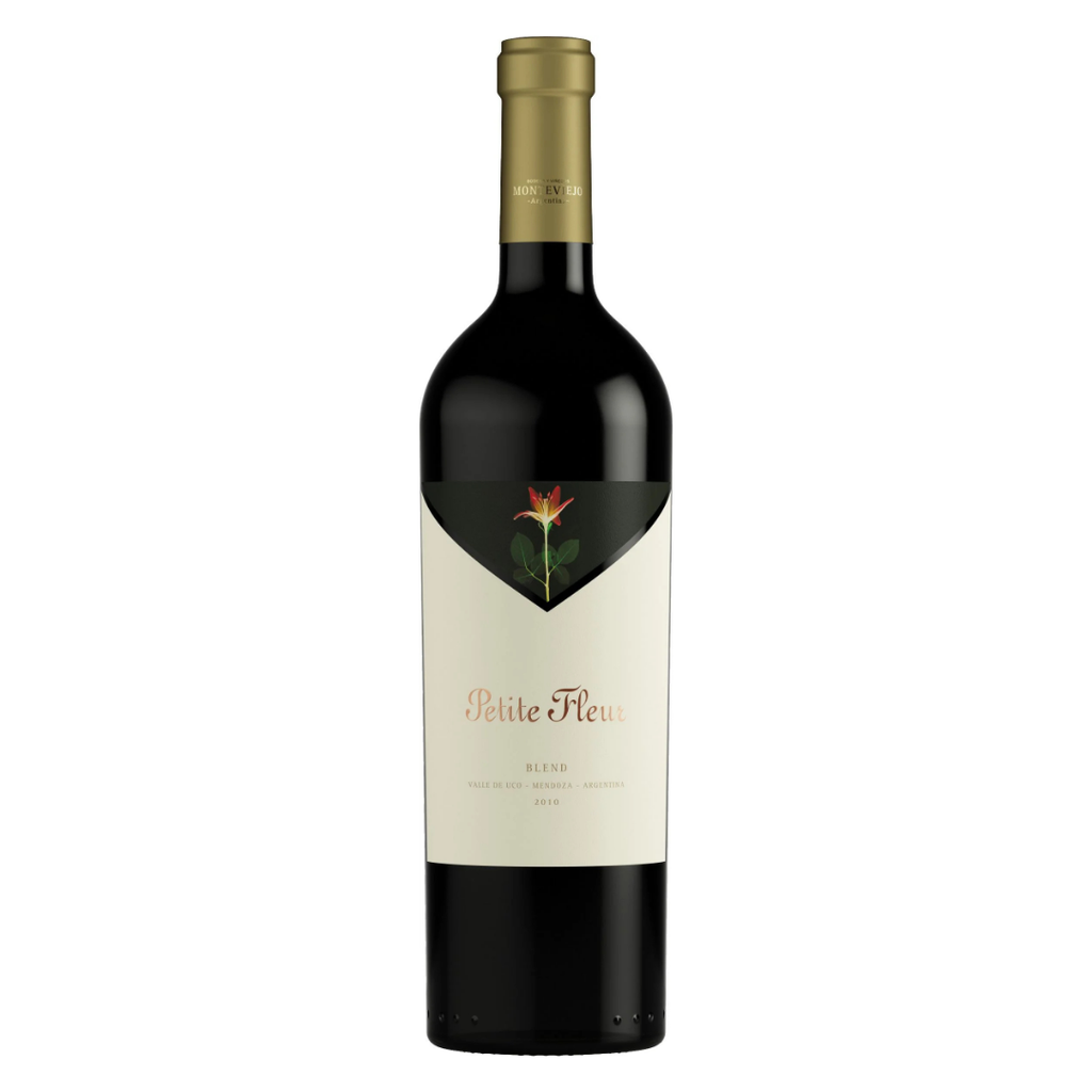 Garrafa do vinho premium Petite Fleur Malbec da Bodega Monteviejo em fundo branco, exibindo seu rótulo elegante com a flor estilizada.