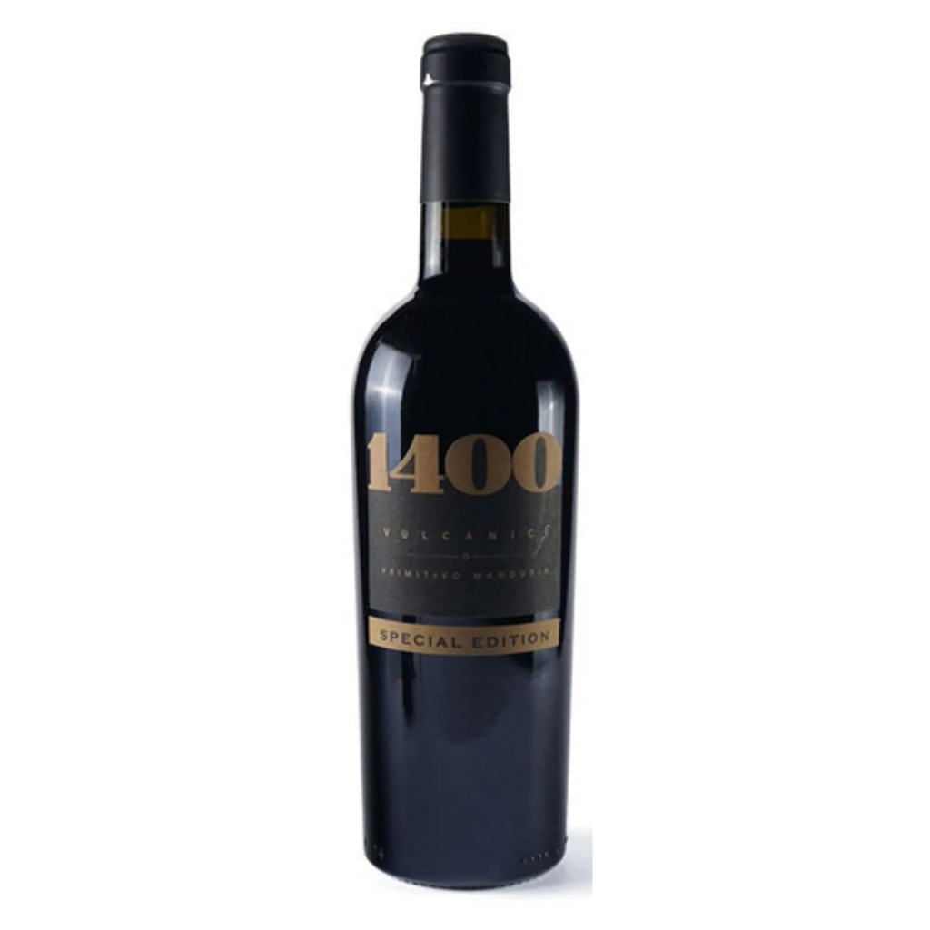 Garrafa robusta do vinho italiano Primitivo di Manduria 1400 Vulcanici, indicando um vinho encorpado.