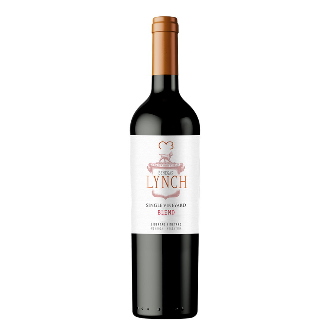 Garrafa do vinho tinto argentino Lynch Blend Single Vineyard 2021, blend de 60% Malbec, 20% Cabernet Sauvignon e 20% Cabernet Franc de vinhas com até 128 anos da Finca Libertad, Cruz de Piedra, Maipú, Mendoza, linha Lynch da Bodega Benegas, rótulo branco com brasão dourado, em fundo branco.