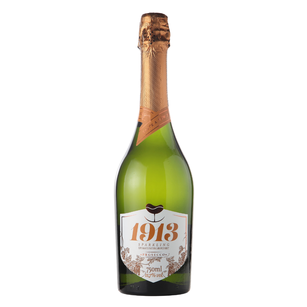 Garrafa do Espumante 1913 Sparkling Brut Prosecco 750ml da Vinícola Basso, da Serra Gaúcha, Brasil, em fundo branco com destaque para o rótulo frontal.