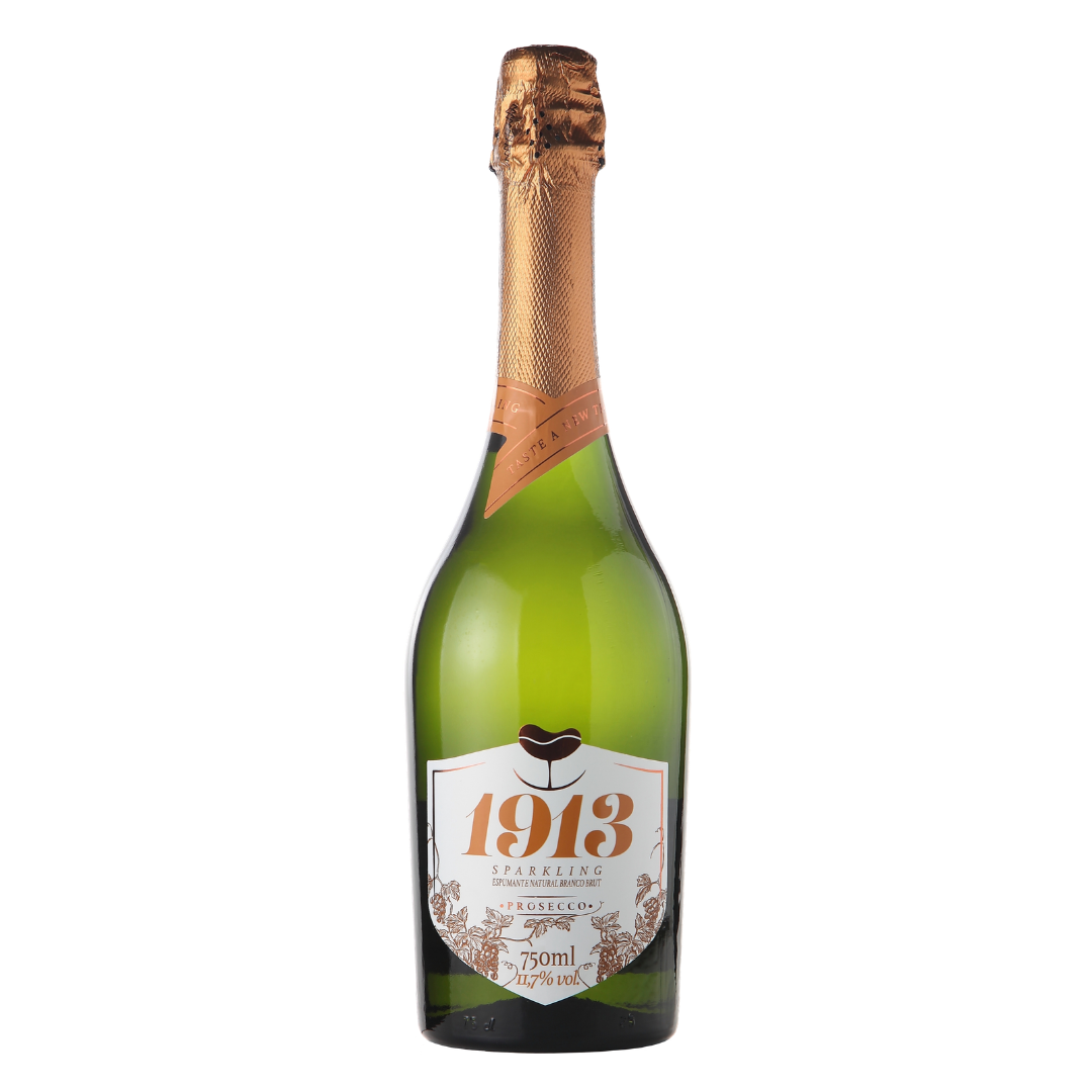Garrafa do Espumante 1913 Sparkling Brut Prosecco 750ml da Vinícola Basso, da Serra Gaúcha, Brasil, em fundo branco com destaque para o rótulo frontal.