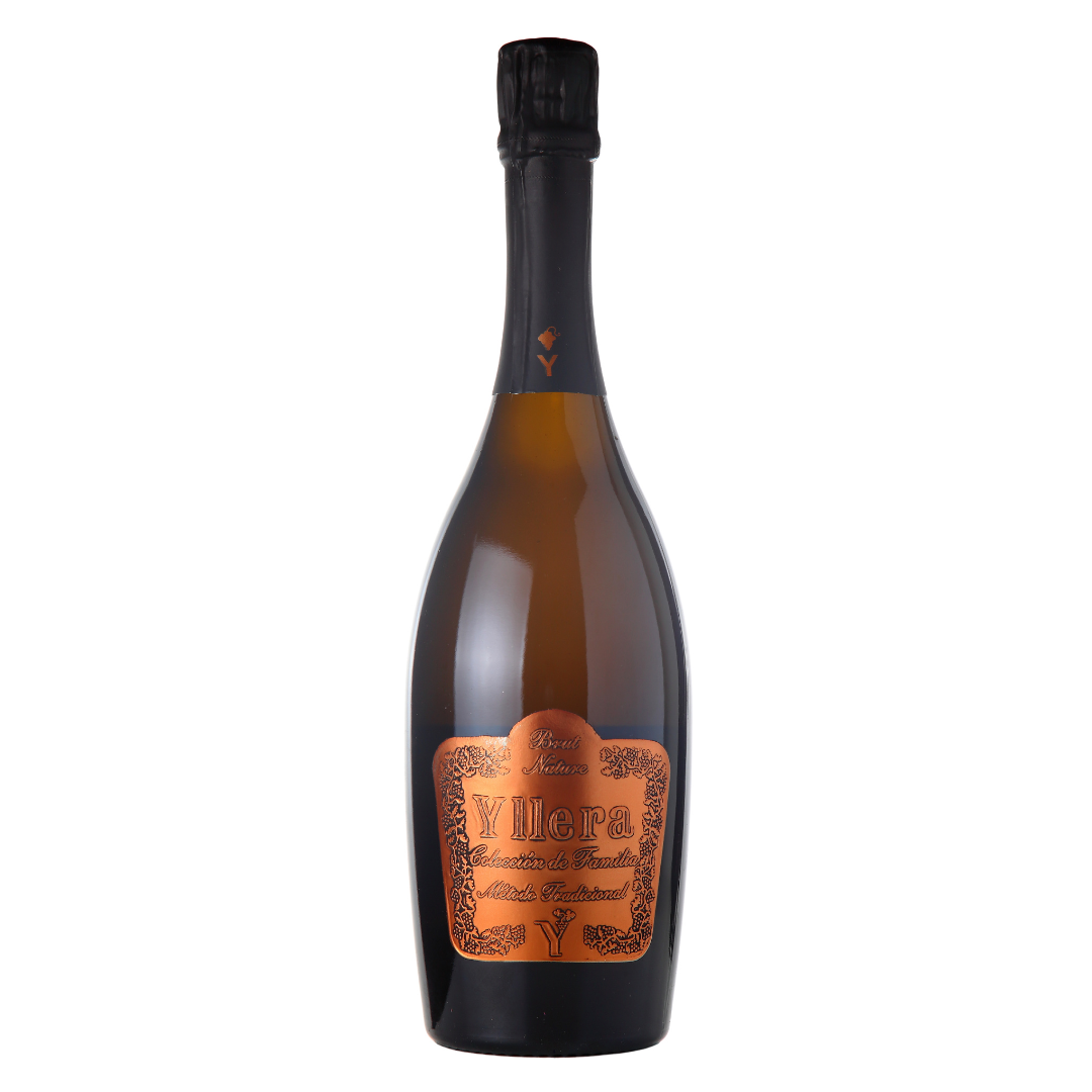 Garrafa do espumante Yllera Coleção de Família Brut Nature Verdejo 750ml da Yllera Bodegas & Viñedos, de Castilla y León, Espanha, em fundo branco com destaque para o rótulo frontal.